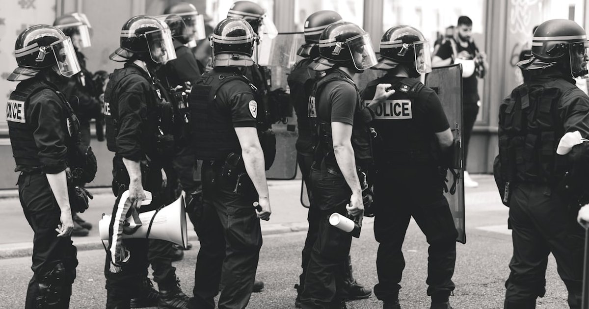 パレスチナ人の葬儀にイスラエル軍が催涙ガスを発射